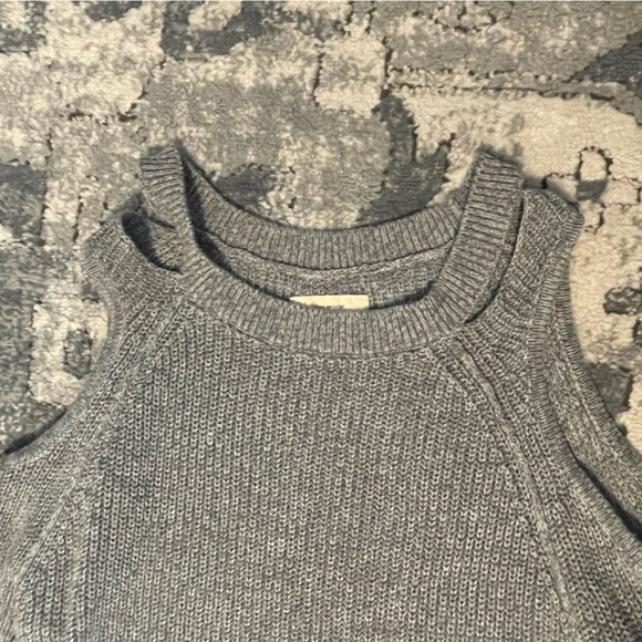 Holister open shoulder XS sweater - Picture 2 of 3